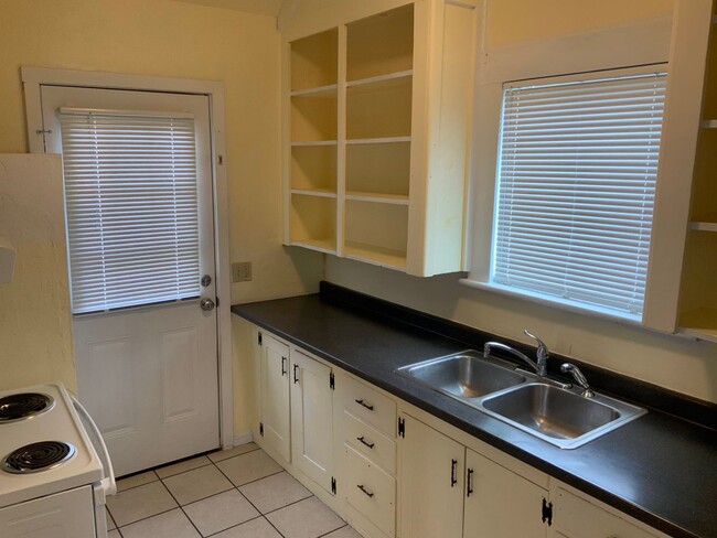 Building Photo - 2 Bedroom House in Whiteaker