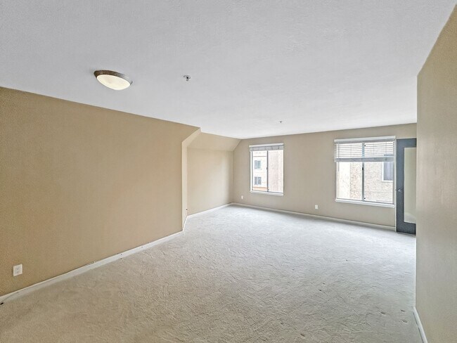 Building Photo - Modern 2B/2BA Condo with Balcony & Ameniti...