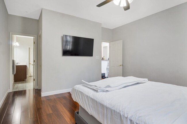 Building Photo - Stunning and Spacious 3 Bedroom 2.5 Bath C...