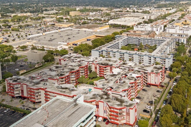 Building Photo - 1750 W 46th St