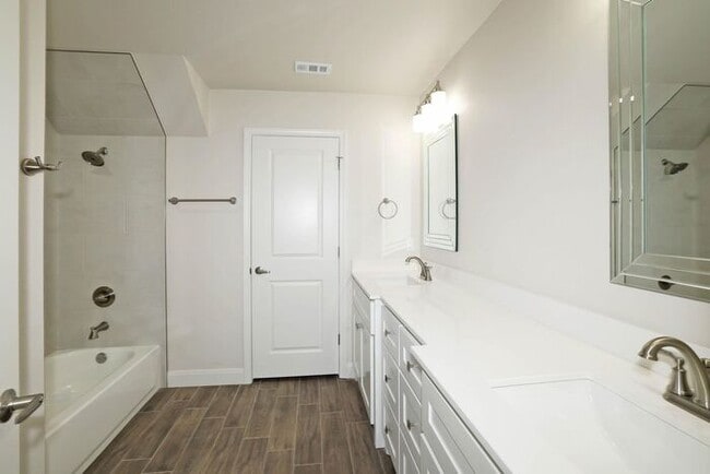 Building Photo - 7628 Woodford Ave