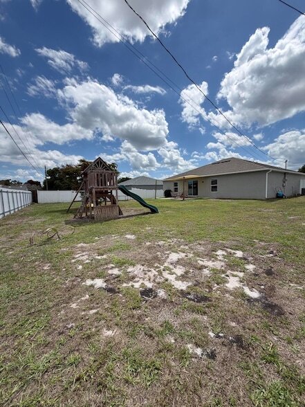 Building Photo - 4249 SW Whitebread Rd