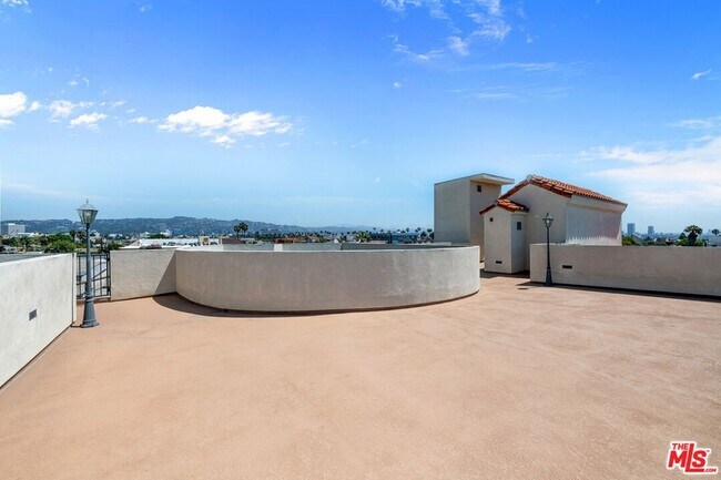 Building Photo - 1135 Rexford Dr