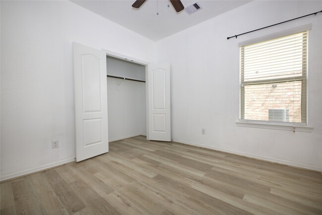 Building Photo - 2106 Benjamin Park