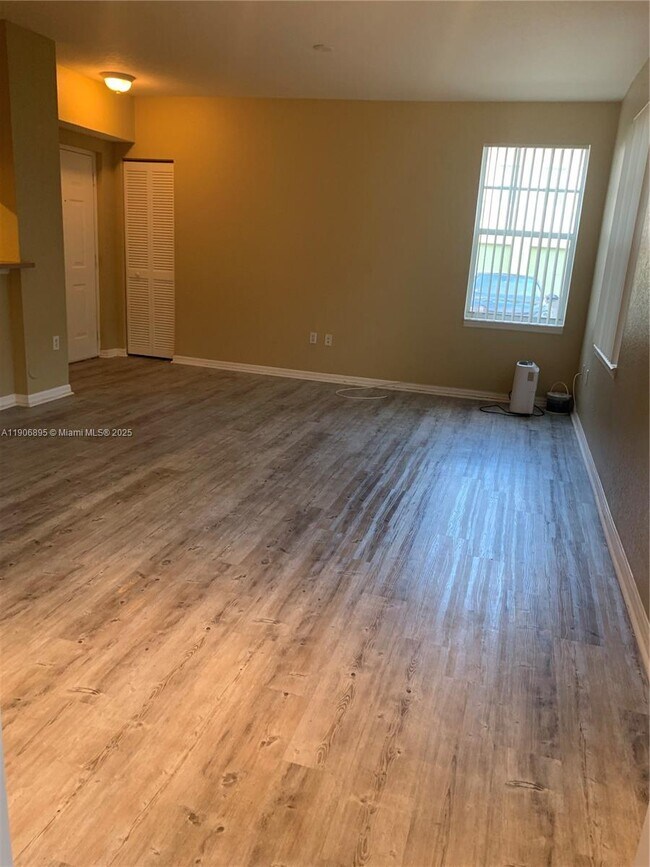 Building Photo - 6572 W Sample Rd