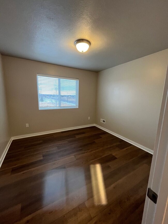 Building Photo - 3 bed 2.5 Bath Condo with 2 car garage