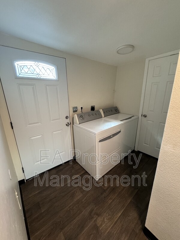 Building Photo - 419 Atrisco Dr SW