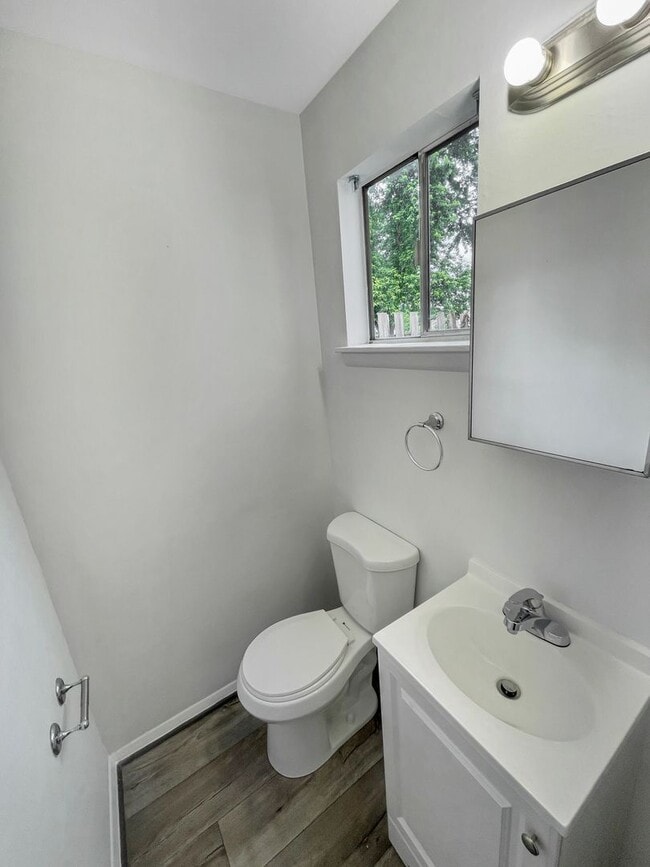 Building Photo - Charming 3 bedroom 1.5 bath townhome in Hi...