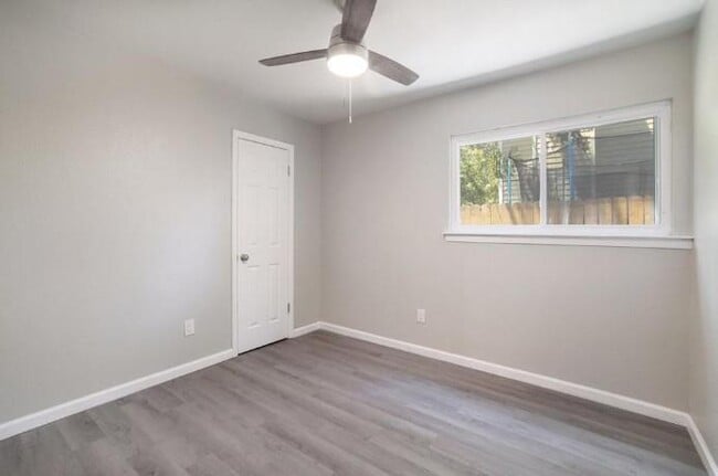 Building Photo - 2121 Trede Dr