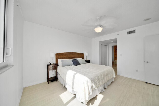 Building Photo - 1551 N Flagler Dr