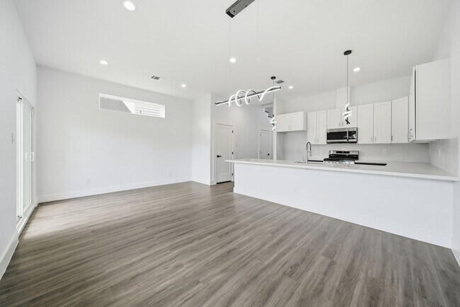 Building Photo - 1015 Ellington St