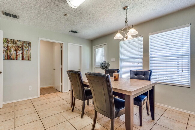 Building Photo - 4612 Wedgewood Dr