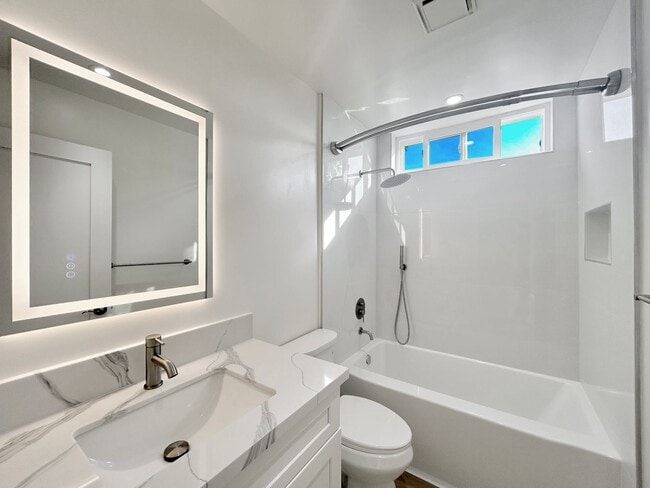 Building Photo - Beautiful 2BD/2BA Fully Remodeled w/ Reser...