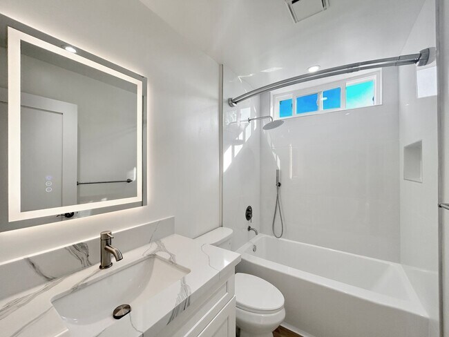 Building Photo - Beautiful 2BD/2BA Fully Remodeled w/ Reserved Parking & AC in Mission Beach!