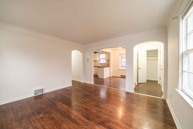 Building Photo - $1295- 4 Bed / 1.0 Bath Newly Renovated Ho...