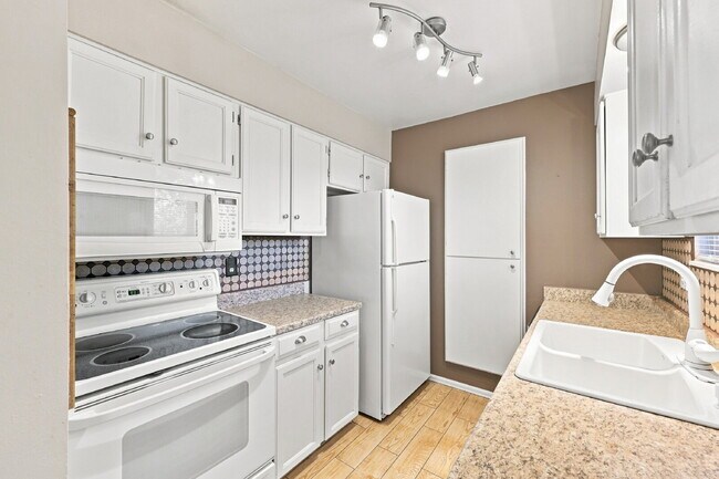 Building Photo - $1,895.95 3-bed, 1.5-bathroom located in Colorado Springs with a washer and dryer.