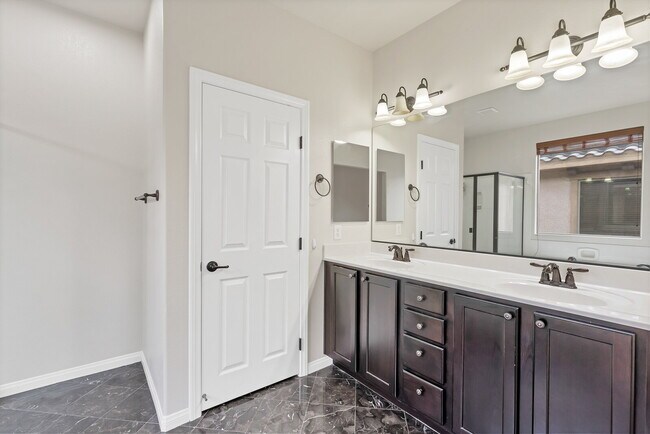 Building Photo - "Charming 3-Bed Oasis with 2 Baths in Henderson – 1716 Sq Ft of Comfort!"