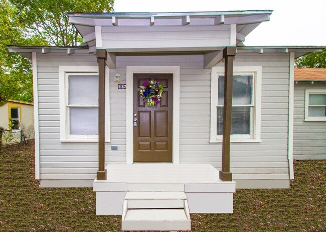 Primary Photo - 932 Poinsettia St