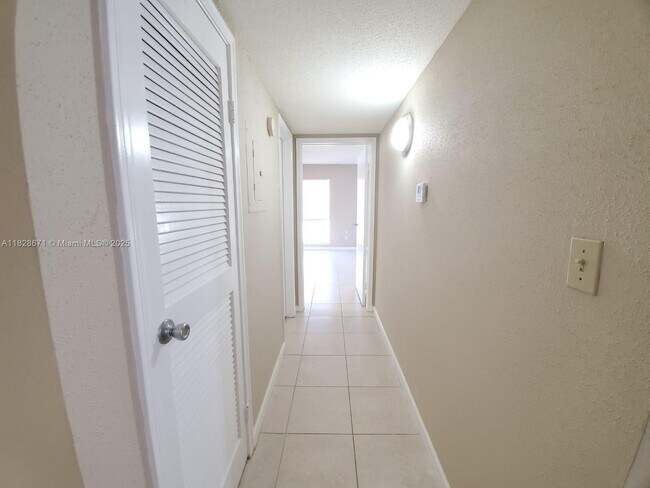 Building Photo - 833 Riverside Dr