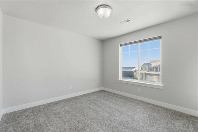 Building Photo - Available now!! 7 Bedroom/3.2 Bathroom home in Lehi