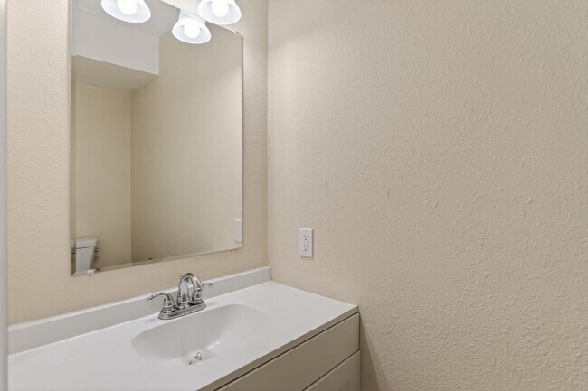 Building Photo - 713 Emerald Ct