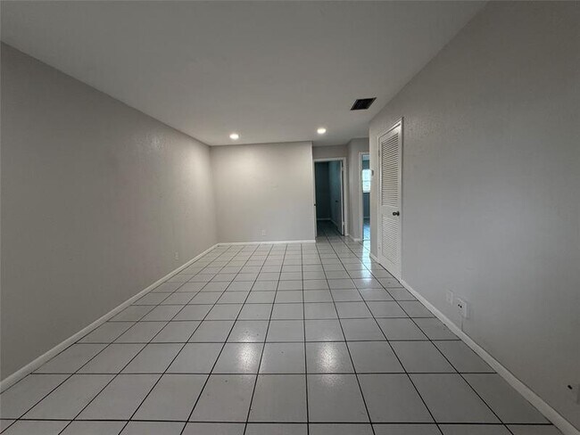 Building Photo - 511 W Kalmia Dr