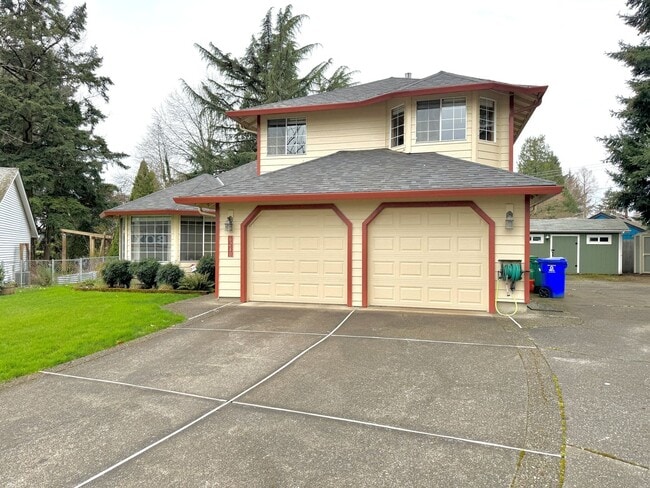 Building Photo - Linwood Neighborhood, Milwaukie Home on Quiet Cul-de-sac, 2 Car Garage, A/C, Huge Fenced Backyard