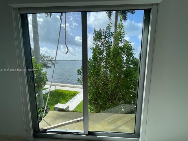 Building Photo - 1541 Brickell Ave