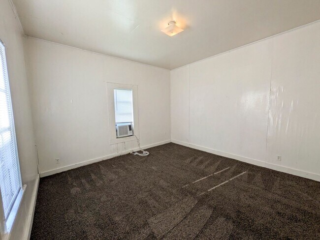 Building Photo - 1130 Elgie St