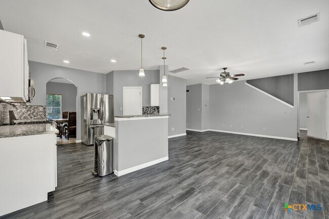 Building Photo - 400 Summer Dr