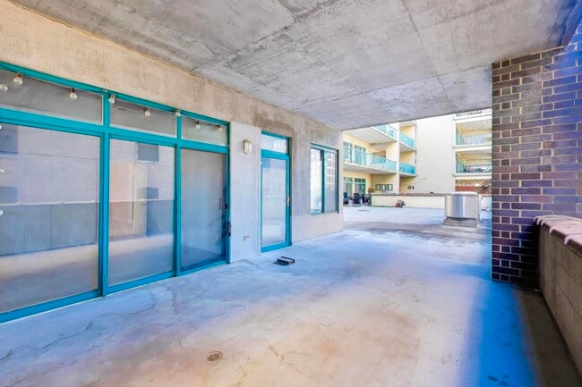 Building Photo - 910 W Madison St