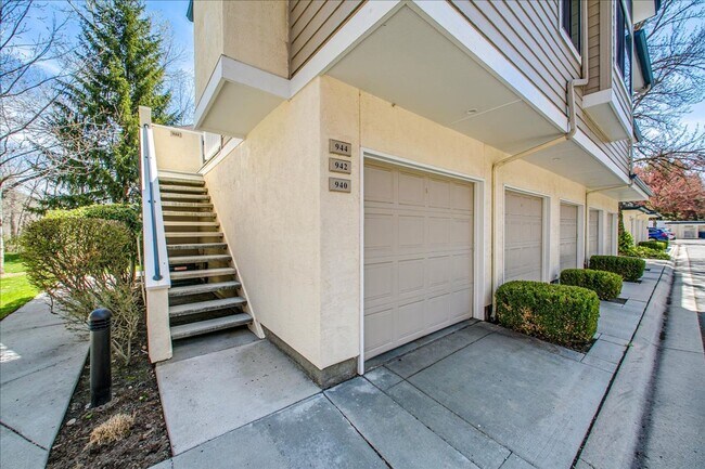 Building Photo - Elegant Condo Near the River