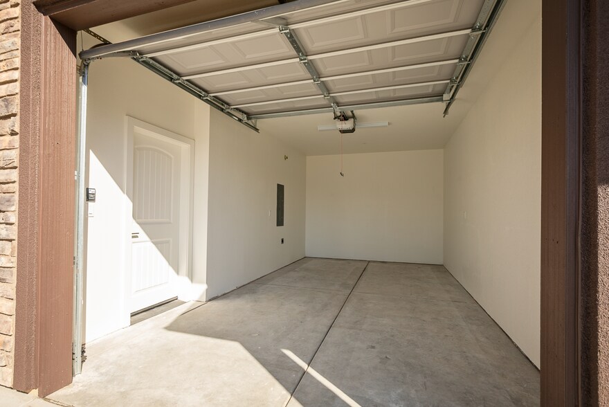 Building Photo - 938 N Olive Ave