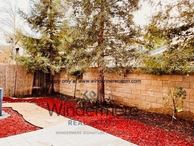 Building Photo - Spacious 3-bedroom with Updated Finishes and Prime Location!