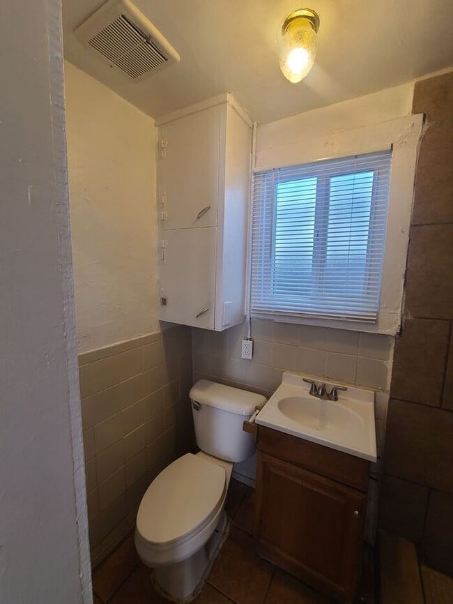 Building Photo - Studio