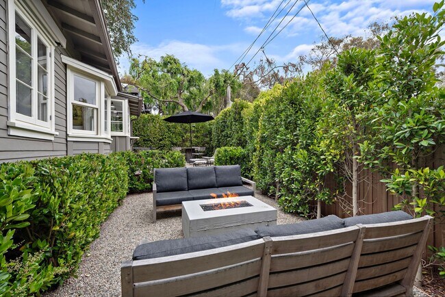 Building Photo - Classic Modern Cottage in Laguna Village