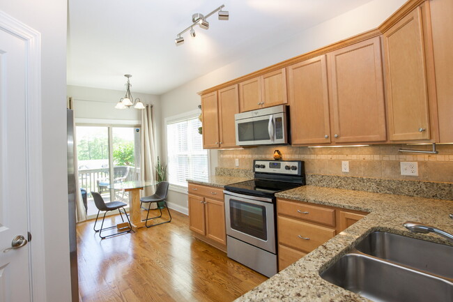 Building Photo - Charming End-Unit Townhome in Southern Pines