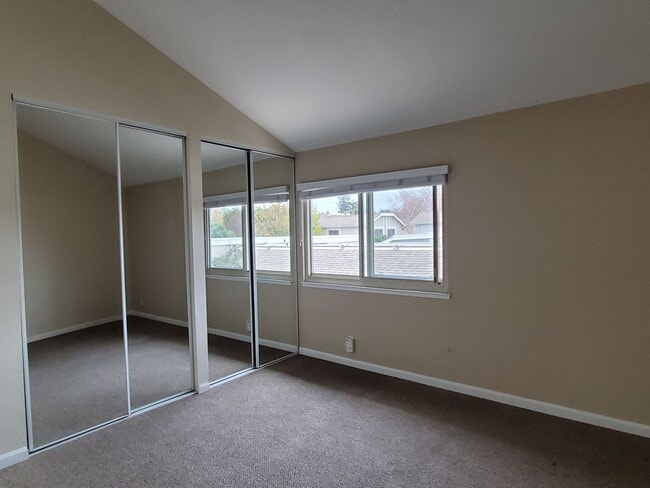 Building Photo - Spacious Townhome in Central Location, A/C...