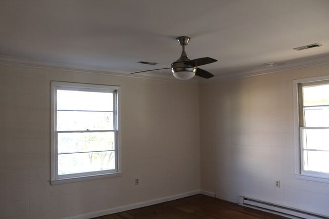 Building Photo - Lovely home in the Village of Oriental