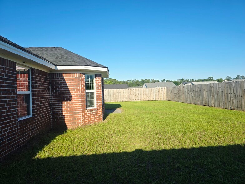 Building Photo - 111 Quarterhorse Dr