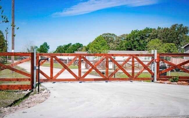 Primary Photo - 1566 County Rd 610