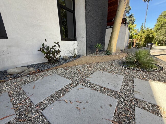 Building Photo - Mid-Century Modern 3-Bedroom Home with Pri...