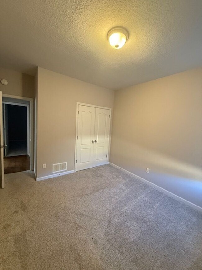 Building Photo - 3 bed 2 bath home with a large bonus room and an additional room that would be perfect for an off...