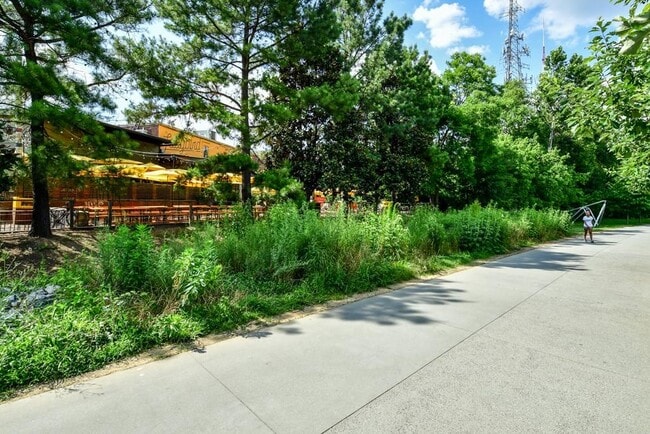 Building Photo - 210 Sampson St NE