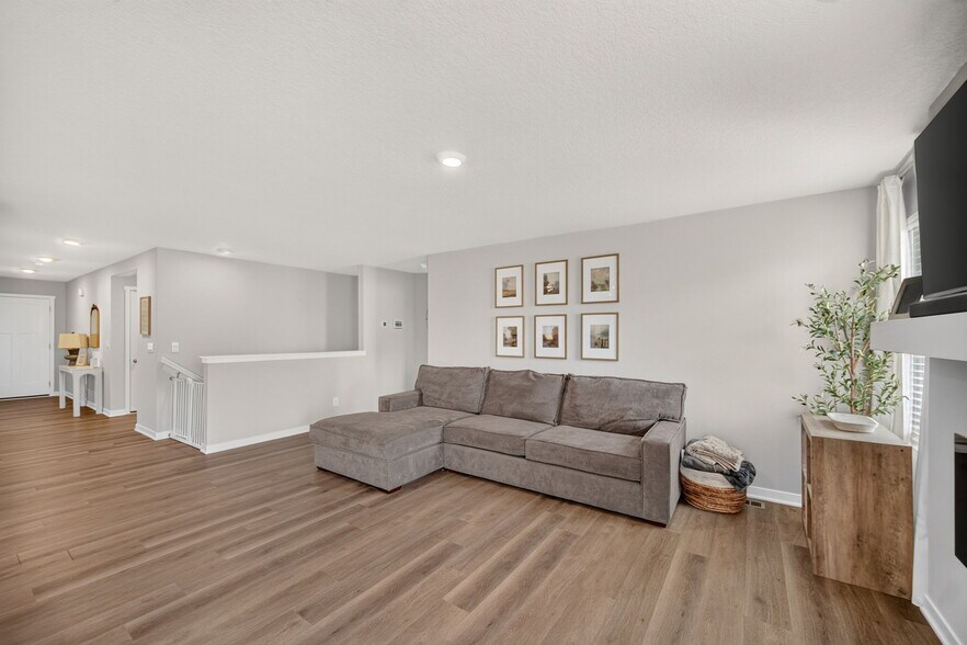 Building Photo - 1080 Bel Aire Ct