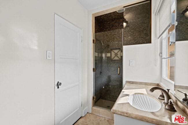 Building Photo - 208 S Rodeo Dr