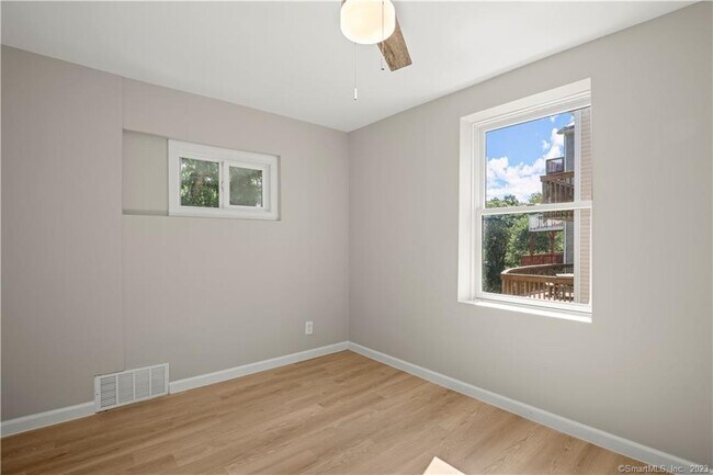 Building Photo - 106 River Rd