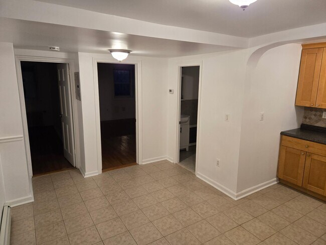 Building Photo - 828 Waring Ave