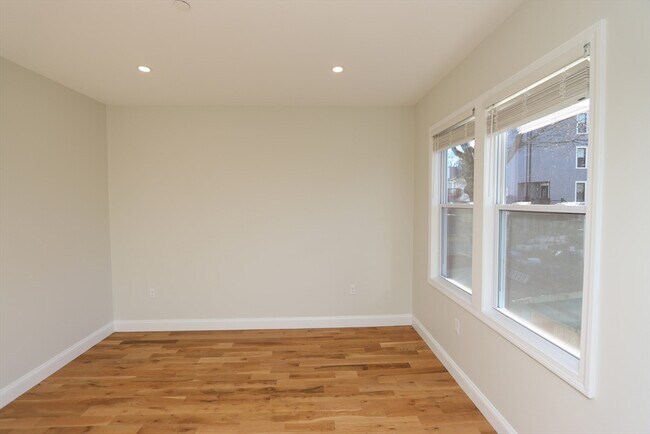 Building Photo - 14-16-16 Harriet St