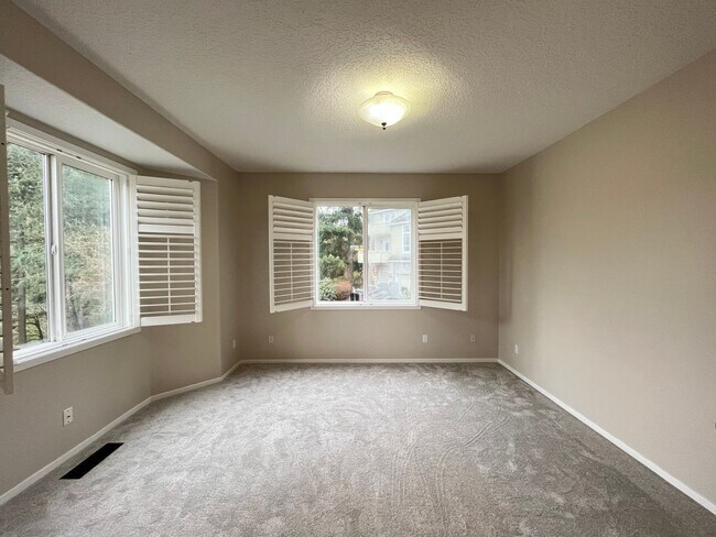 Building Photo - Immaculate 4 bedroom, 3.5 bathroom, tri-level Home in Tigard!! Expansive Views, Office space, Gam...